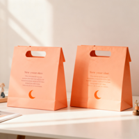 Sacs cadeaux personnalisés en papier d'art 250 g/m² avec poignée longue, forme triangulaire, recyclables, logo personnalisé pour l'emballage de bougies