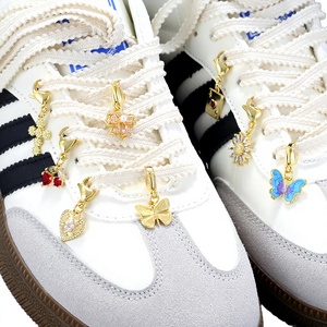 Jinyuan Best-seller Boucle de chaussure en cuivre émaillé et zircon, motif abeille et tulipe, avec adhésif à base d'eau, personnalisable, DIY, fait main, breloque florale pour sac - Product Image 3