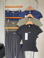 T-shirt décontracté à manches courtes coupe ajustée en tissu uni avec logo discret en relief, collection été Silver Label