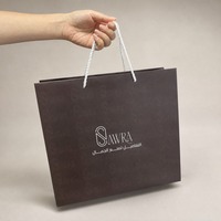 Sac en papier personnalisé noir mat avec poignée en ruban pour vêtements, cosmétiques, bijoux, boutique de vêtements, cadeaux