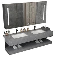 Meuble-lavabo double vasque mural avec finition en marbre gris, doté d'une vasque en céramique avec rangement, adapté aux hôtels