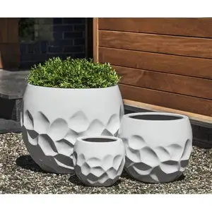 Macetas de hormigón con superficie de polígono tallada en blanco y gris moderno, artículos de jardín