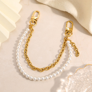 Breloque de sac en chaîne de perles blanches avec maillon doré et pendentif cœur en strass pour femme, idéale pour le quotidien - Product Image 2