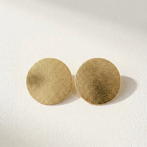 Pendientes Planos con Textura de Flor Chapados en Oro, Joyería de Moda Minimalista y Moderna para Mujer, Regalo - Product Image 1