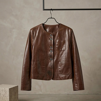 Veste courte en cuir d'agneau véritable pour femme, style vintage, marron ciré, col rond, boutons métalliques, poches plaquées, coupe ample, style rétro moto