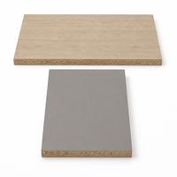 Panneau OSB (Oriented Strand Board) mélaminé à faible teneur en formaldéhyde, résistant aux rayures, pour la décoration intérieure des armoires et des placards.