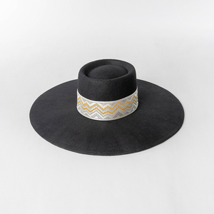 Sombrero Pork Pie de Fieltro 100% Lana, Ala Extra Ancha, con Cinta Bordada, Personalización OEM Disponible - Product Image 6