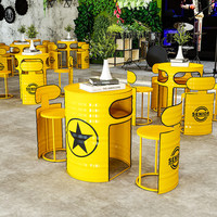 Ensemble table et tabourets en fût d'huile industriel vintage, mobilier en métal personnalisé avec logo pour pub, café, restaurant, brasserie