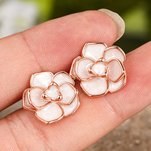 Eleganti Orecchini a Perno con Fiore di Gardenia per Donne, Gioielli Floreali Freschi per Uso Quotidiano - Product Image 5
