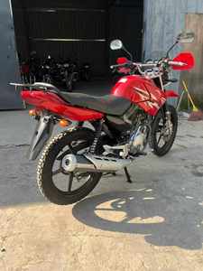 Moto <span class=keywords><strong>Yamaha</strong></span> YBR125 <span class=keywords><strong>125cc</strong></span> monocylindre refroidie par air, 10 CV, 5 vitesses, économique en carburant, idéale pour les trajets urbains - Product Image 5