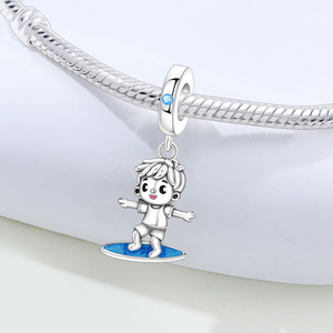 Un colgante pequeño, único y sofisticado con un niño montado en una tabla de surf; un accesorio de pulsera/joyería DIY para mujer. - Product Image 2