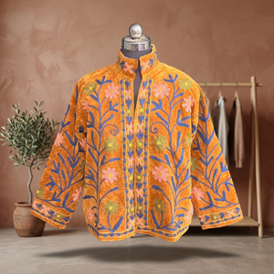Veste courte en velours brodée de fleurs Suzani pour femme, jaune moutarde, manteau d'hiver fait main, style bohème ethnique, ouvert sur le devant - Product Image 1