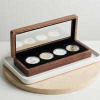 Boîte de présentation de pièces de monnaie haut de gamme en bois de noyer, faite à la main, transparente, à 4 emplacements, pour pièces commémoratives anciennes, avec bords arrondis, idéale comme cadeau