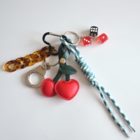 Porte-clés Y2K dés cerises, breloque de sac menottes boule 8, pendentif sac à dos avec sangle tressée à la main, accessoire esthétique vintage