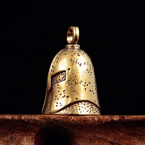 1 pièce, pendentif porte-clés en laiton fait main, clochette de <span class=keywords><strong>casque</strong></span> rétro, figurine ornementale, vente en gros - Product Image 4