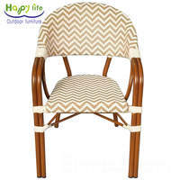 Fauteuil d'extérieur HappyLife moderne en rotin tressé beige et blanc à chevrons avec structure marron, imperméable et empilable