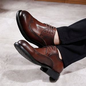 รองเท้าหนังลำลองแบบทางการใหม่ ดีไซน์หรูหราสำหรับผู้ชาย หนังแท้ สไตล์เรโทร ตกแต่งลายแกะสลัก แบบ Goodyear Welted รองเท้าแต่งงานสไตล์อังกฤษ - Product Image 3