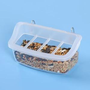 Boîte alimentaire en plastique écologique anti-éclaboussures pour oiseaux Mangeoire à l'épreuve des perroquets Tasse à nourriture pour oiseaux Bol suspendu Abreuvoir multi-grille - Product Image 3