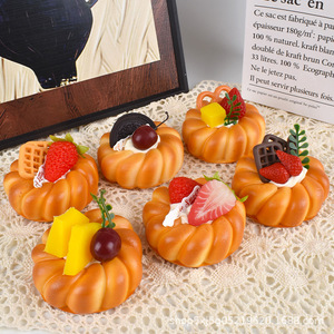 Modèle de mini-cupcake artificiel parfumé, réaliste, factice, pour la décoration de table domestique, ou comme ornement pour vitrine de boulangerie - Product Image 2