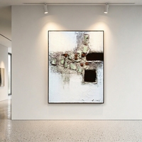 Art mural abstrait fait main en techniques mixtes, collage texturé avec éléments céramiques et métalliques, illustrant un paysage de nature morte
