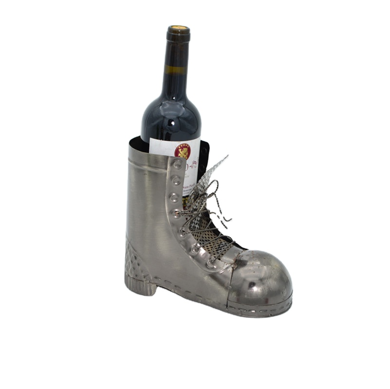 Новинка; Роскошная бутылка красного вина, выставленной на стеллажах из дерева один полка для винных бутылок