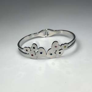 Brazalete de acero inoxidable con diseño de corazón y piedras de colores para mujer - Product Image 1