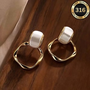Boucles d'oreilles torsadées de luxe léger, en acier inoxydable 316 plaqué or 18 carats, pendentifs géométriques, polyvalentes pour le quotidien - Product Image 3