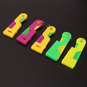 Herramienta enhebradora de agujas colorida con mango de plástico, asistente rápido para coser a mano, manualidades y bricolaje, hecha en China. - Product Image 3