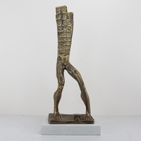 Sculpture abstraite de jambe humaine en métal texturé marbré, faite à la main, couleur or bronze, design moderne et luxueux, pour comptoir de salon artistique