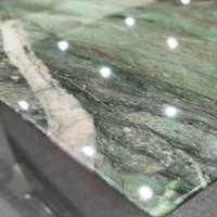 Meubles rectangulaires verts personnalisés en pierre naturelle de luxe Table à manger de cuisine en cristal de quartzite Fuchsite sans socle