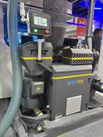 Machine de soufflage de film co-extrudé à trois couches contrôlée par PLC pour PE / LDPE / HDPE avec enrouleur automatique et refroidissement IBC
