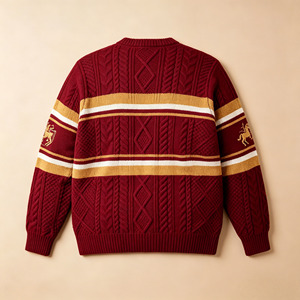 Suéter Varsity de Punto Trenzado con Bordado de Letras Doradas en Color Rojo, Estilo Español, para Hombre, Ropa de Invierno, OEM - Product Image 4