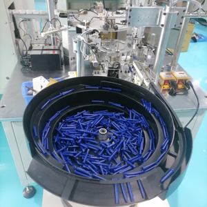 Offre Spéciale Adblue Urea Solution Car <span class=keywords><strong>Recharge</strong></span> Tube Assembly Machine DEF Fluid Packing Machine avec moteur et composants de base PLC - Product Image 4