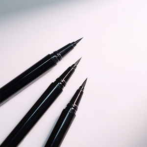 Crayon Eyeliner Liquide <span class=keywords><strong>Noir</strong></span> Végétalien Longue Tenue à Séchage Rapide et Imperméable avec Logo Personnalisé – Maquillage Minéral à Séchage Rapide pour les Yeux, Marque Privée - Product Image 4