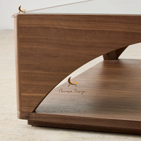 Table basse Wabi Sabi de luxe avec plateau en verre et structure en noyer massif, design minimaliste ajouré, table basse pour hall d'hôtel