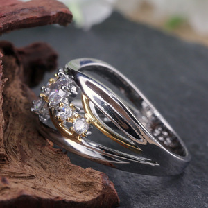 Anello con Pietra Irregolare Bicolore per Donne, Gioiello Classico Scintillante alla Moda, Vendita all'Ingrosso - Product Image 5