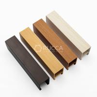 Plaques de plafond en composite WPC Rucca modernes, forme de bande de 40*55 mm, vente en gros, décoration de faux plafond pour hôtels, maisons, projets