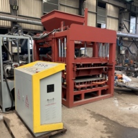 Machine automatique de fabrication de pavés et de bordures en béton QT5-15