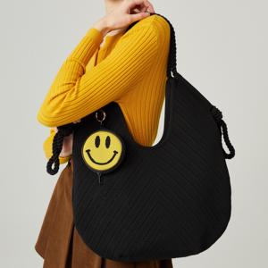 Bán buôn đơn giản màu đen Polyester Hobo Túi vai cho khuôn mặt biểu tượng Mặt dây chuyền thời trang Lady dây đeo duy nhất kẹo mô hình phong cách - Product Image 3