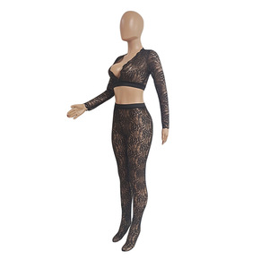 Conjunto de 2 piezas de malla transparente con aberturas para mujer: Top corto con cuello en V y leggings ajustados a juego, ideal para ropa urbana y discoteca. - Product Image 4