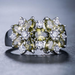 Anello A038 con Grappolo di Fiori, Zirconia Cubica Creata in Laboratorio, Montatura a Griffe Ovale, Anelli alla Moda per Feste - Product Image 2