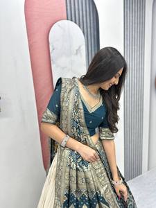 Oferta Especial de Boda: Lehenga y Saree de Moda para Mujer, Ropa Étnica de Diseñador para Novias y Eventos Festivos, Disponible para la Venta - Product Image 2