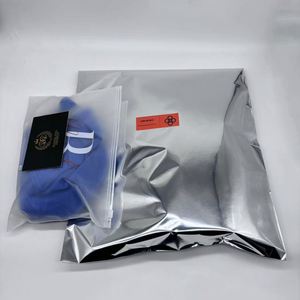 Bolsas de Correo de Polietileno Impresas con Logotipo Personalizado al por Mayor, Bolsas de Envío Metálicas Plateadas para Prendas - Product Image 1