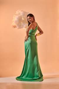 ชุดเดรสไหล่เดียวแบบจับจีบสำหรับผู้หญิง โดดเด่นด้วยทรงสวยหรู ผ้าเนื้อบางเบา สวมใส่สบาย และดีไซน์ทันสมัย - Product Image 5