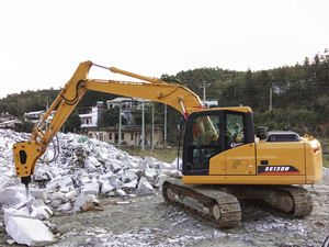 Excavatrice sur chenilles multifonctionnelle de 13,5 tonnes SE135 avec ripper et godet inclinable compatible avec les pièces Komatsu - Product Image 2