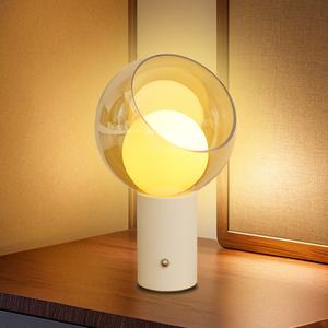 Lámpara de Mesa de Diseño Innovador con Base Metálica, Alimentada por Batería, Luz Ambiental USB LED, Decoraciones de Cuero y Cristal para Decoración del Hogar - Product Image 1