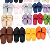 Sandalias al por mayor de fábrica: Exceso de stock para importadores de Perú, suministro a granel de pantuflas para adultos, stock sin usar, más de 100 estilos.
