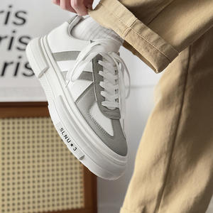 Chaussures de skate tendance pour hommes, style classique noir avec surpiqûres blanches, semelles épaisses, parfaites pour les loisirs quotidiens - Product Image 4