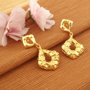 Boucles d'oreilles longues en forme de coquille de tortue style géométrique Boucles d'oreilles pendantes en laiton plaqué or Texture métallique irrégulière - Product Image 1