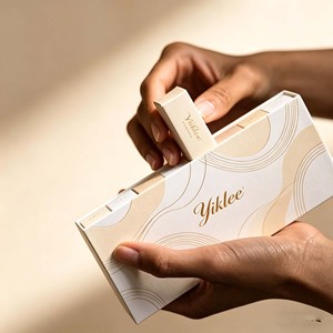 Scatola di Carta Personalizzata con Logo e Manico per Set Skincare, Set Profumi, Shampoo, Lozione, Confezione <span class=keywords><strong>Regalo</strong></span>, Kit Skincare - Product Image 3